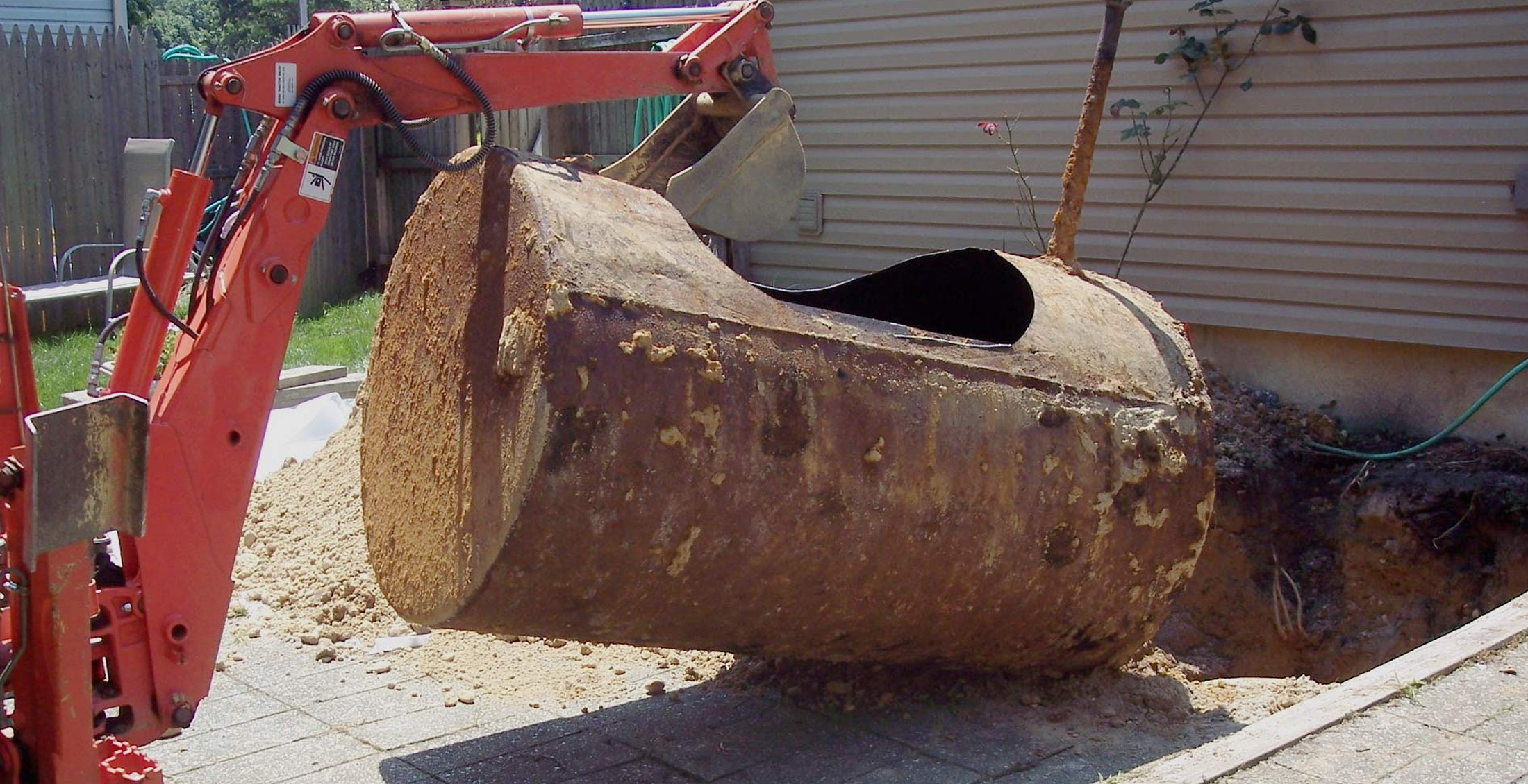http://an%20underground%20oil%20tank%20being%20removed%20outside%20a%20home%20in%20Hunterdone%20County,%20NJ